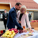 Kronprinsparet smaker på lokal fruktproduksjon på torget foran Lensmannskontoret i Svelvik. Foto: Lise Åserud, NTB scanpix
